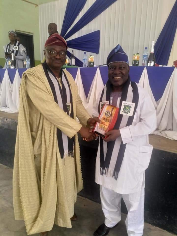 Me Lasisi Fashanu, National President, 2013 - 2017 receiving award of Great Imadean at the 2019 AGM