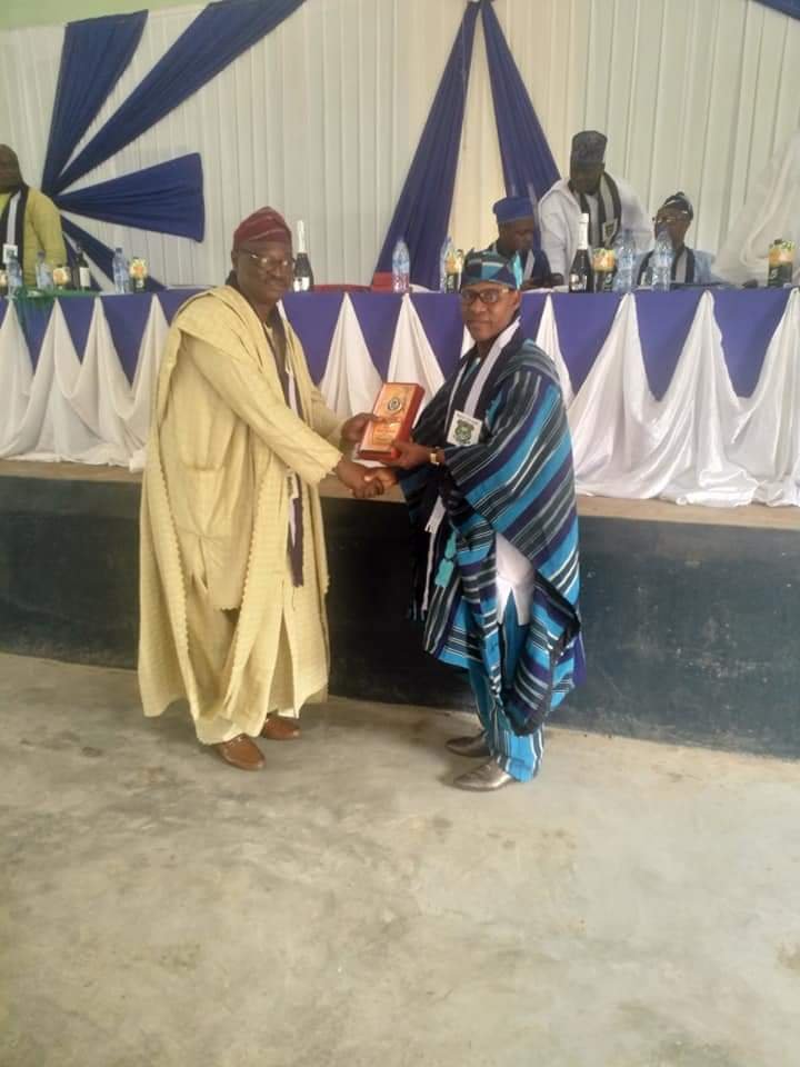Dr Jacob Igbekele Daodu, National President 2009 - 2013 receiving an award of Great Imadean at the March 2019 AGM.