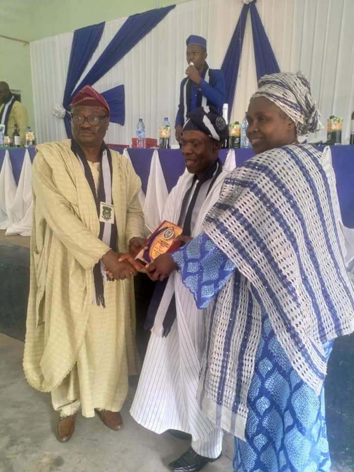 astor Thomas Anaun 71 set and current PTA chairman, receiving an award of Great Imadean from the National President of IMACOSA, Mr Yinka Akinola at the AGM in 2019