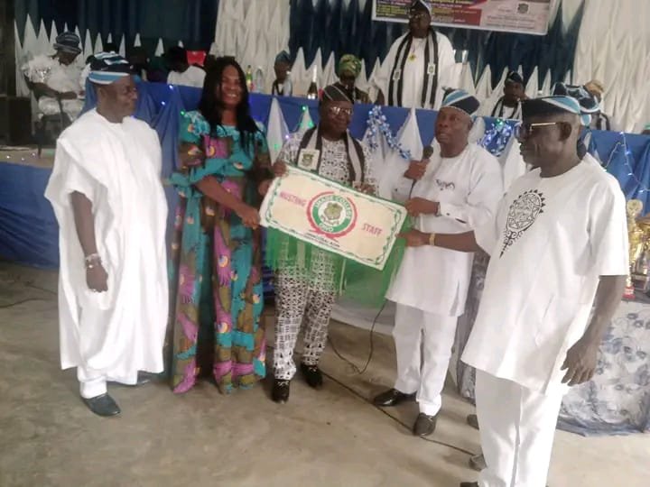 Representative of the 1981 set receiving the hosting rights for the 2024 AGM banner from the 1980 set in April 2023. The