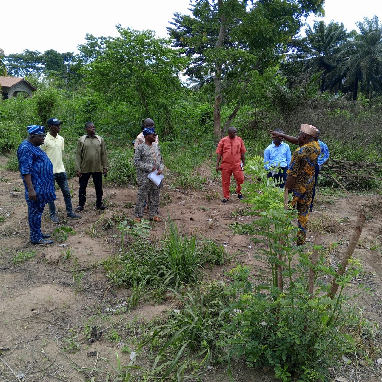 Representative of the 1981 set receiving the hosting rights for the 2024 AGM banner from the 1980 set in April 2023. The